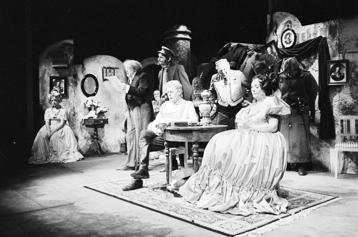 Scene fra Riksteatrets oppsetning av Nikolaj Gogols "Revisoren". Lubos Hruza stod bak scenografi og kostymer. 