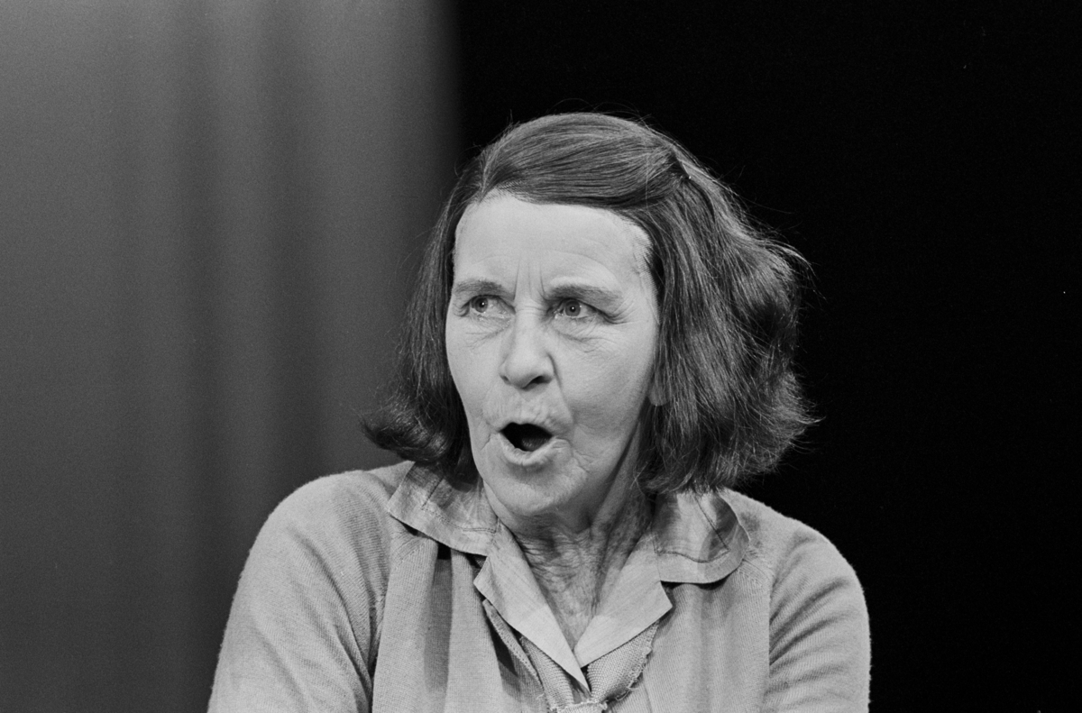 Scene fra Nationaltheaterets oppsetning av David Storeys "Hjem". Forestillingen hadde premiere 27. oktober 1971. Kirsten Sørlie hadde regi og medvirkende var blant andre Ella Hval som Marjorie. 