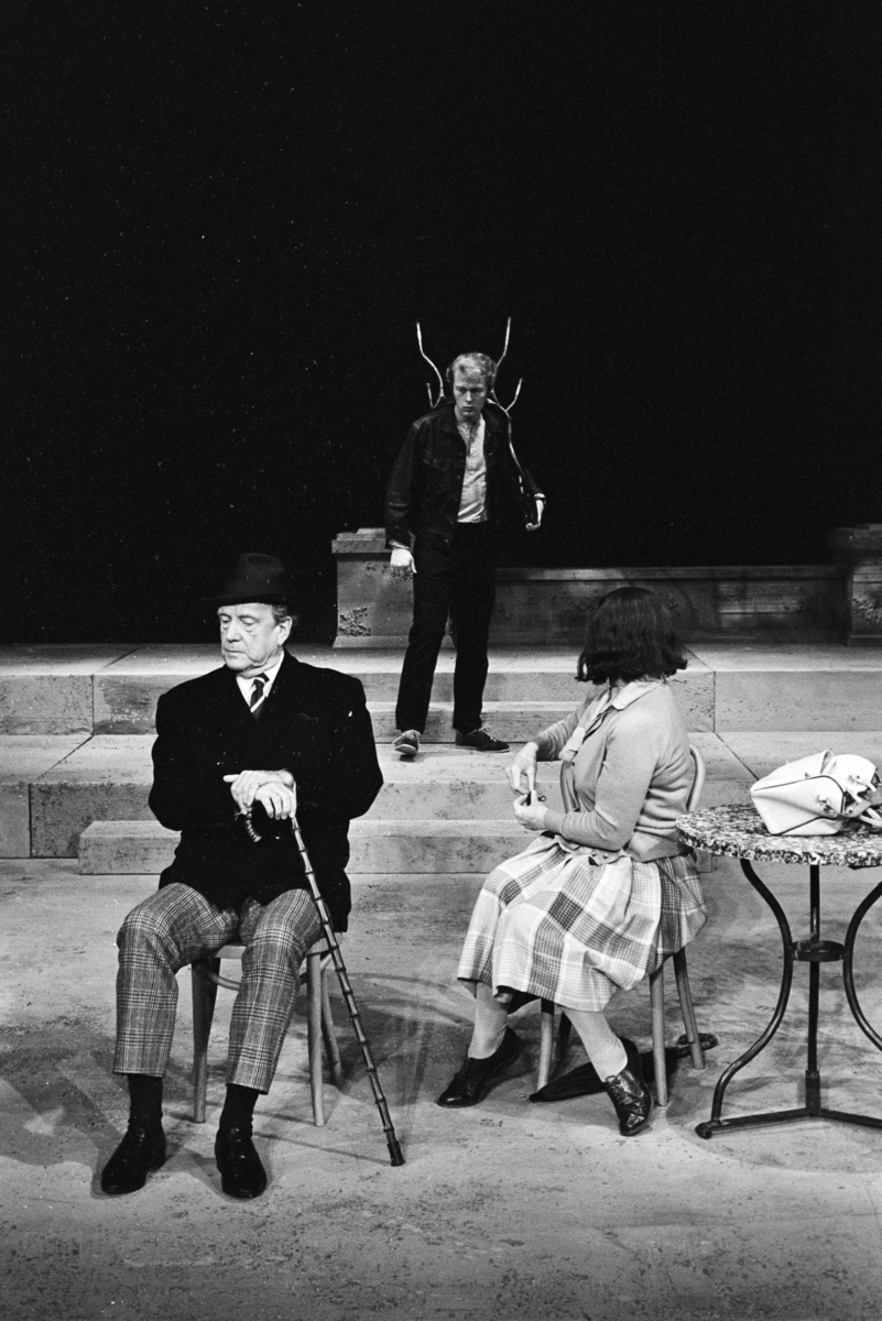   Scene fra Nationaltheaterets oppsetning av David Storeys "Hjem".  Forestillingen hadde premiere 27. oktober 1971. Kirsten Sørlie hadde regi og medvirkende var blant andre Stein Grieg Halvorsen som Jack, Ella Hval som Marjorie og Nils Ole Oftebro som Alfred. 