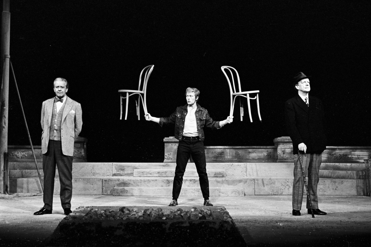   Scene fra Nationaltheaterets oppsetning av David Storeys "Hjem".  Forestillingen hadde premiere 27. oktober 1971. Kirsten Sørlie hadde regi og medvirkende var blant andre Per Aabel som Harry, Stein Grieg Halvorsen som Jack og Nils Ole Oftebro som Alfred. 