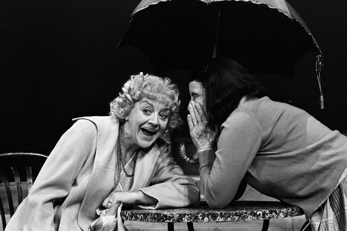   Scene fra Nationaltheaterets oppsetning av David Storeys "Hjem".  Forestillingen hadde premiere 27. oktober 1971. Kirsten Sørlie hadde regi og medvirkende var blant andre Ella Hval som Marjorie og Aase Bye som Katleen. 