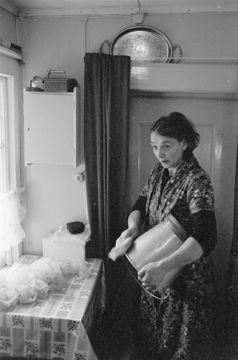 Portrett av en kvinne som vasker opp.