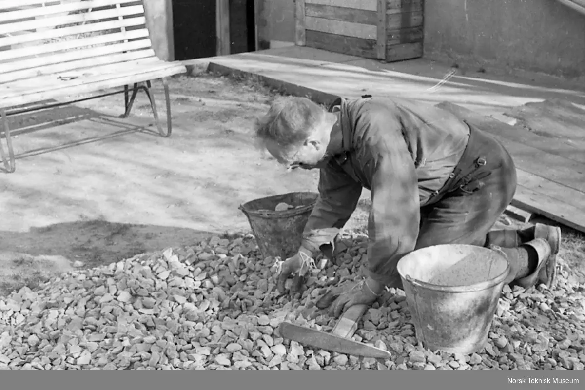 Grunnarbeider for støping av gulv, Hans Halvorsen?, Hasleveien 42, våren 1940