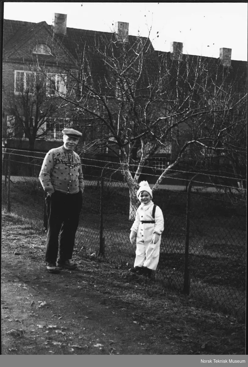 Hans Halvorsen, 66 år og barnebarnet Stein 4 år på Hasle, høsten 1945
