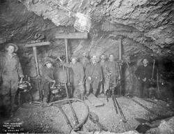 Gruvearbeidere med boremaskiner i sølvgruve i Wallace, Idaho