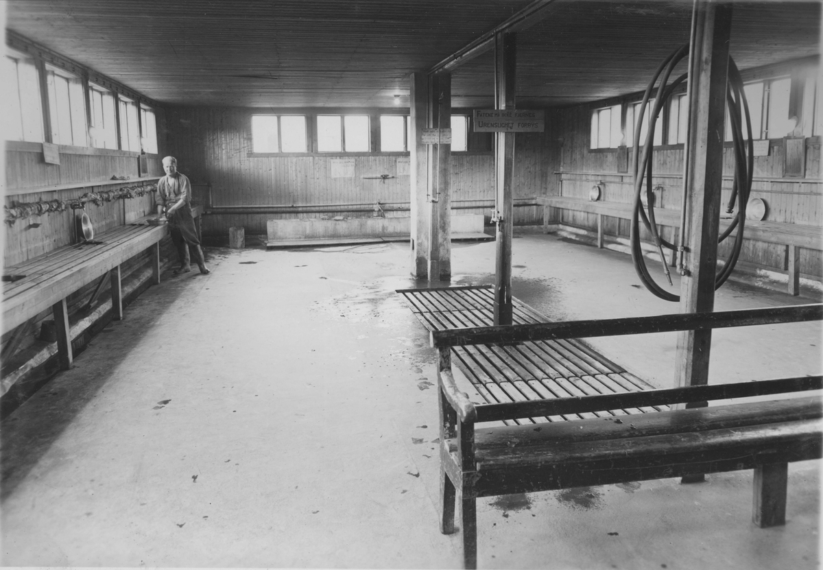 Innherad fangeleir, interiør i leirens vaskebrakke (bygd 1944 for SS Strafgenfangenenlager Falstad, revet 1949).