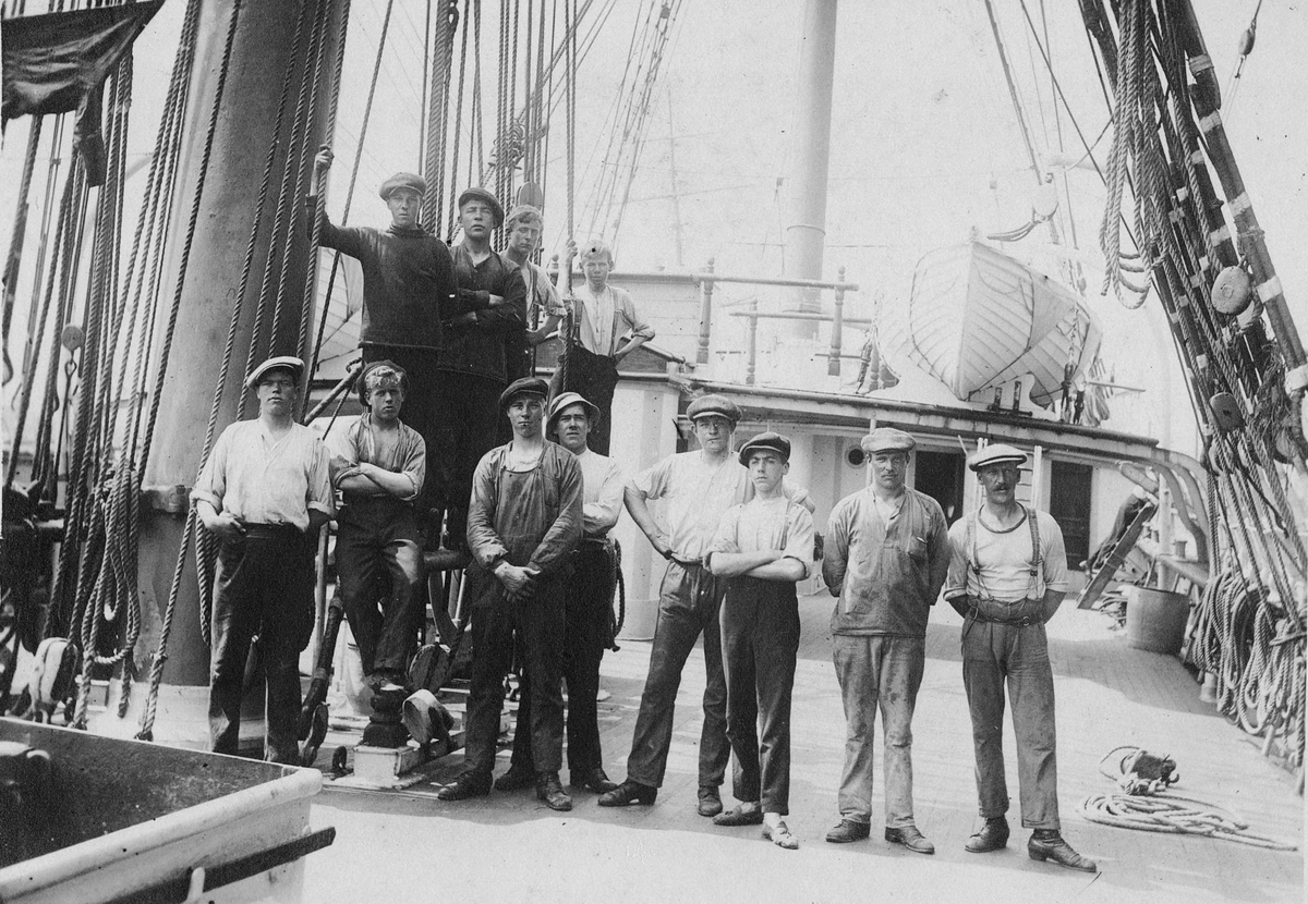 Mannskapet om bord på bark ARCADIA (bygget 1893).