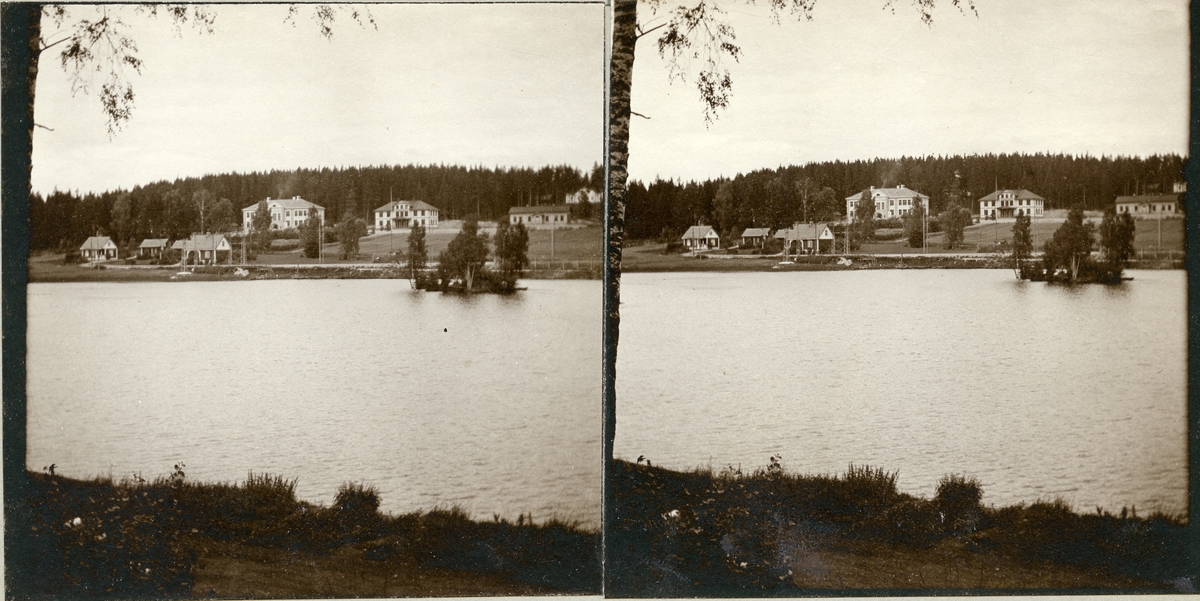 Fagersta stad, Fagersta kn.
Stereoskopi, Kolbäcksån med Fagersta folkskola i bakgrunden, 1909.
