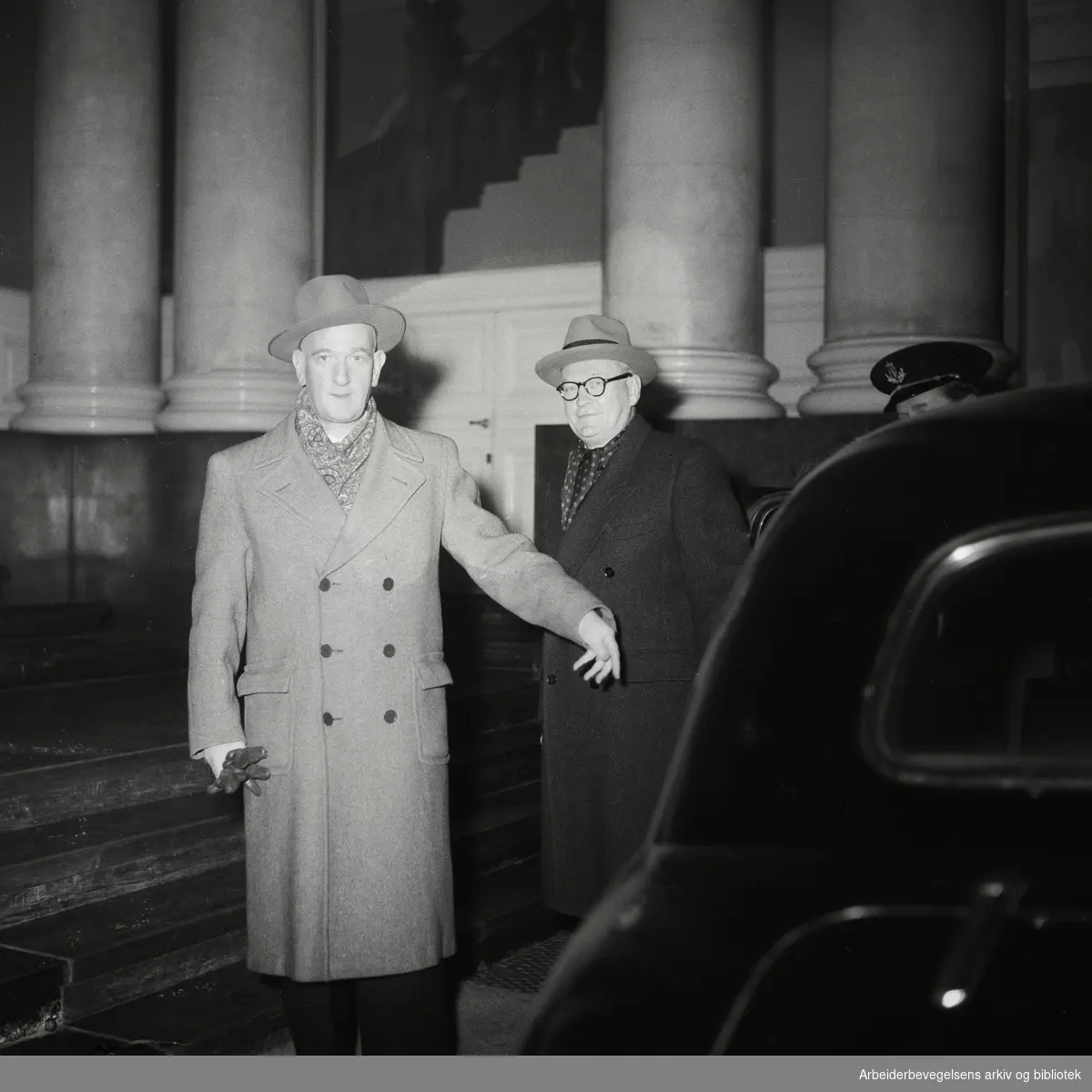 Regjeringen Oscar Torp går av. Avskjedssøknaden ble innvilget av kong Haakon VII i statsråd 21. Januar 1955. Samferdselsminister Nils Langhelle og utenriksminister Halvard Lange ankommer Slottet..