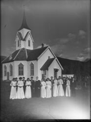 Konfirmantar ved Sira kyrkje 1958 med prest Åkesson.