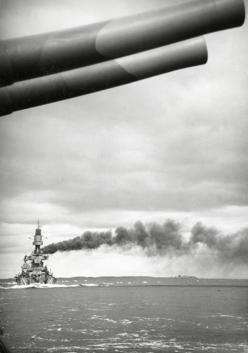Pansarskeppet DROTTNING VICTORIA under gång. I förgrunden kanoner på pansarskeppet SVERIGE.