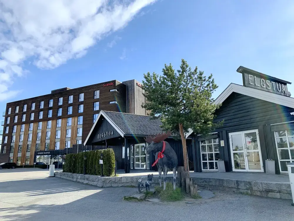 Eksteriør av Elgstua  med hotellet i bakgrunnen.