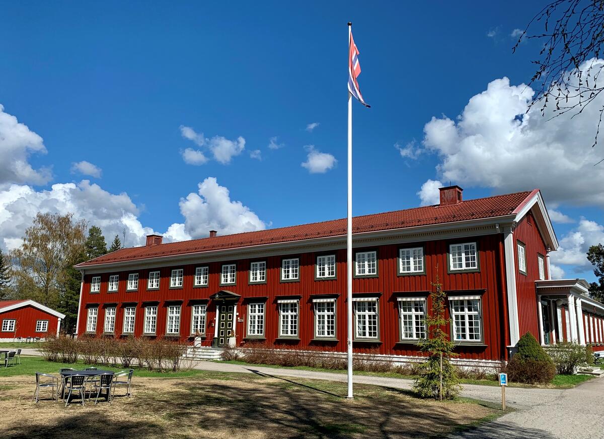 Eksteriørbilde av Elverum folkehøgskole. Bygget er rødt med hvit detaljer.