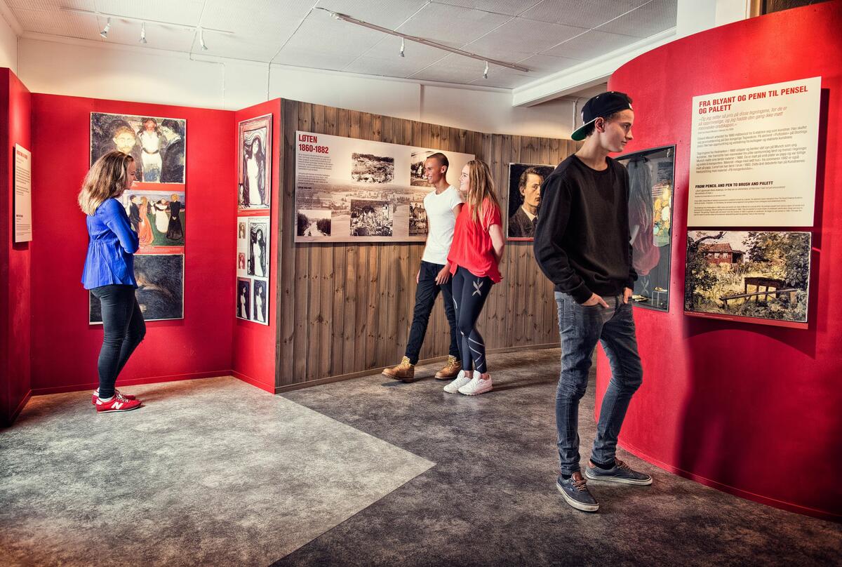 Munchsenteret Klevfos Industrimuseum. Unge mennesker går i utstillingen.