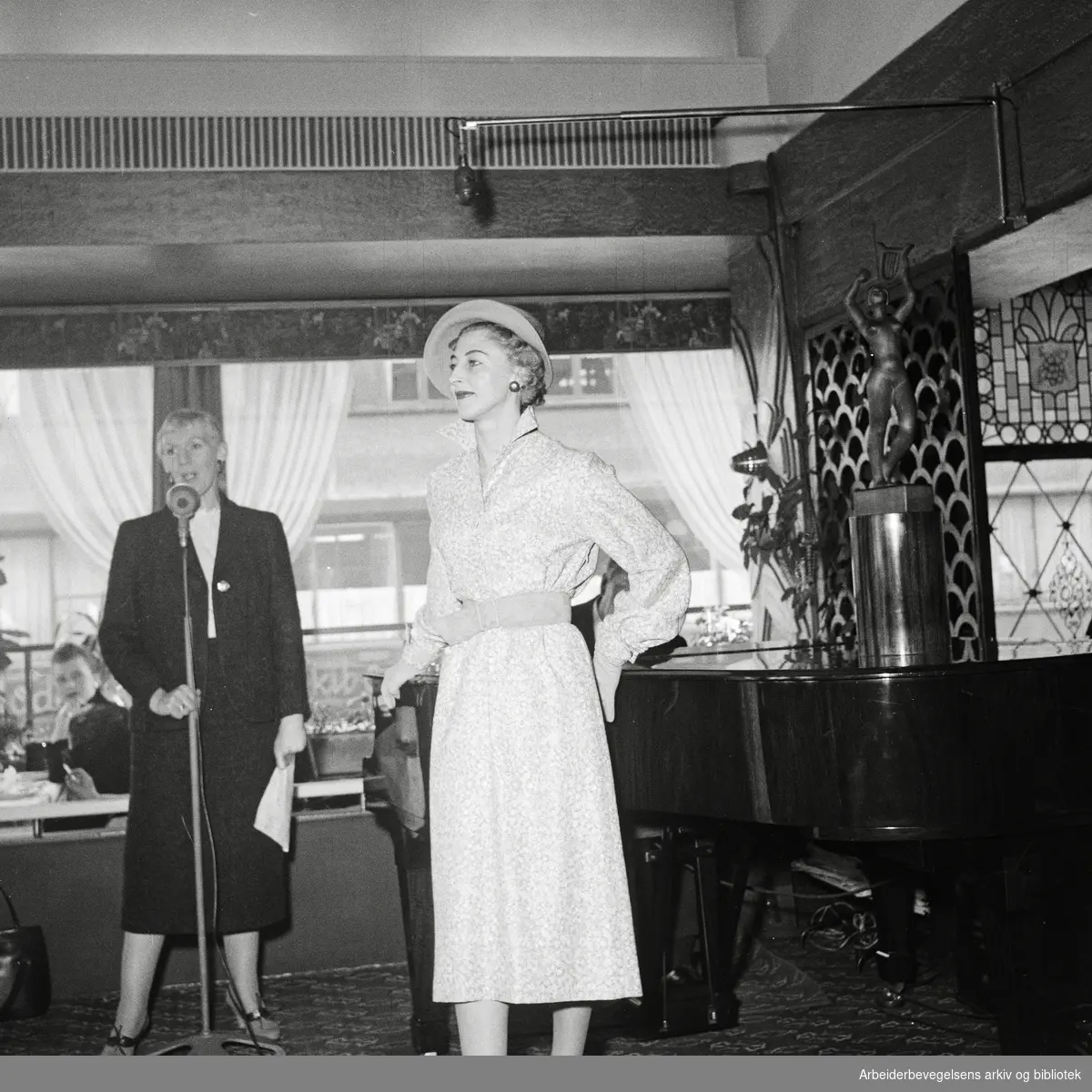 Visning av årets vårmoter på restaurant Frascati. Mars 1957.