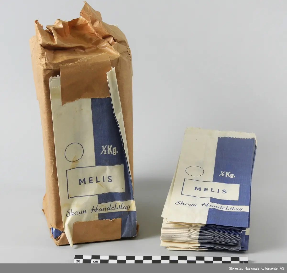 Poser/emballasje i papir, merket 1/2 kg MELIS, Skogn Handelslag. Hvit og blå pose. 1 pakke i gråpapir, åpnet. 47 løse poser.