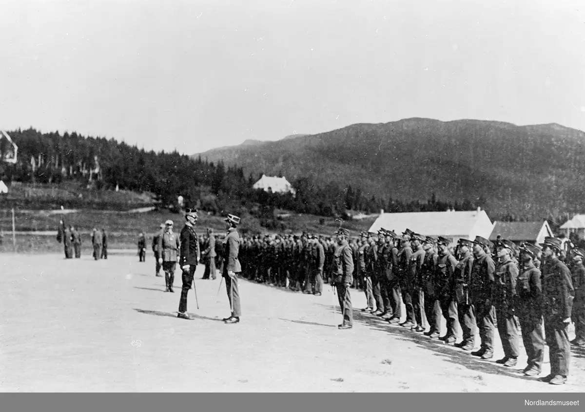 Kong Haakon VII inspiserer soldater på Drevjamoen.