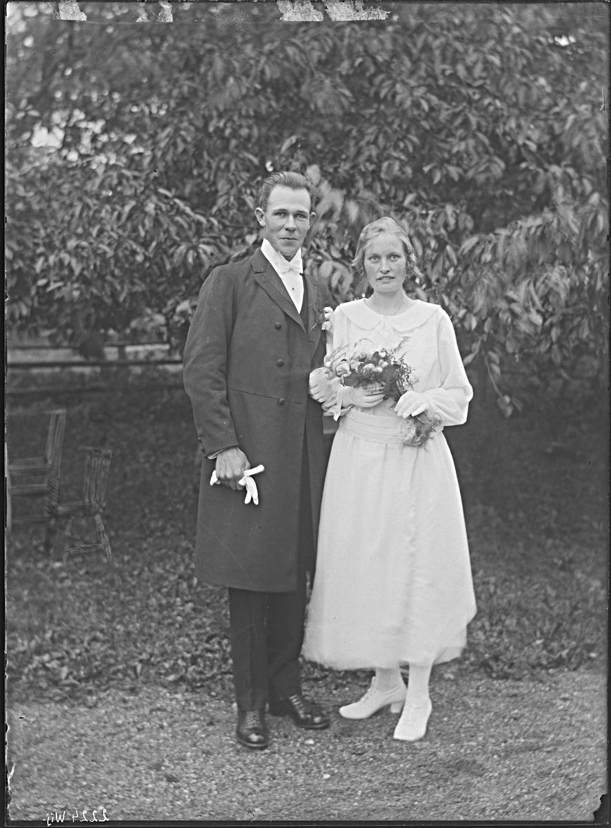 Fotografering beställd av Lundin. Föreställer sannolikt byggnadsarbetaren Johan Fritiof Lundin (1899-1989) som gifte sig med Hulda Ottilia Johansson (1900-1984) i Björksta den 2 september 1923.