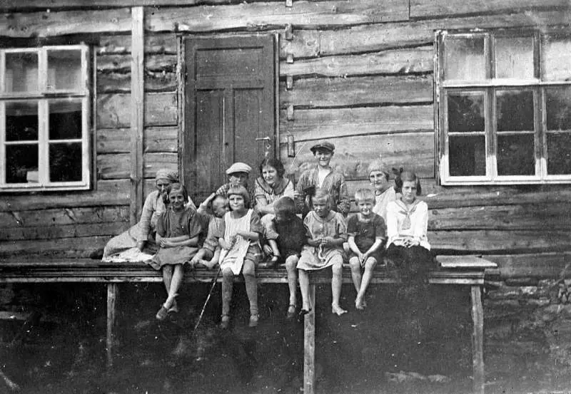 Barn Og Voksne Foran Hytte Malangen Midt Troms Museum Digitaltmuseum