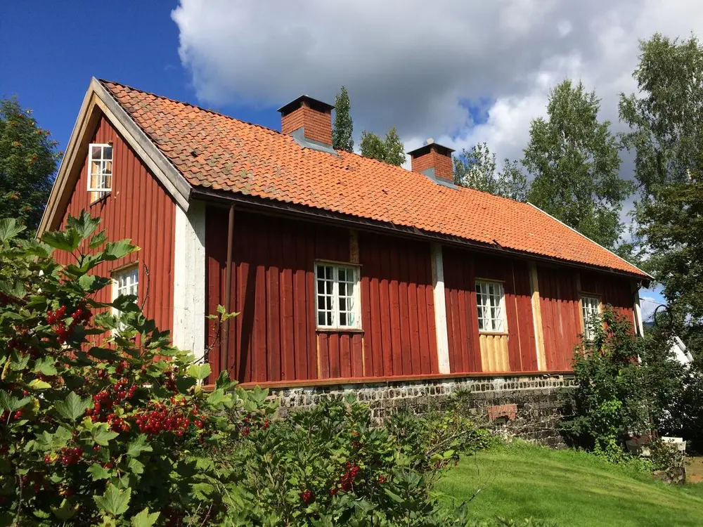 Eldre, rødt lite hus