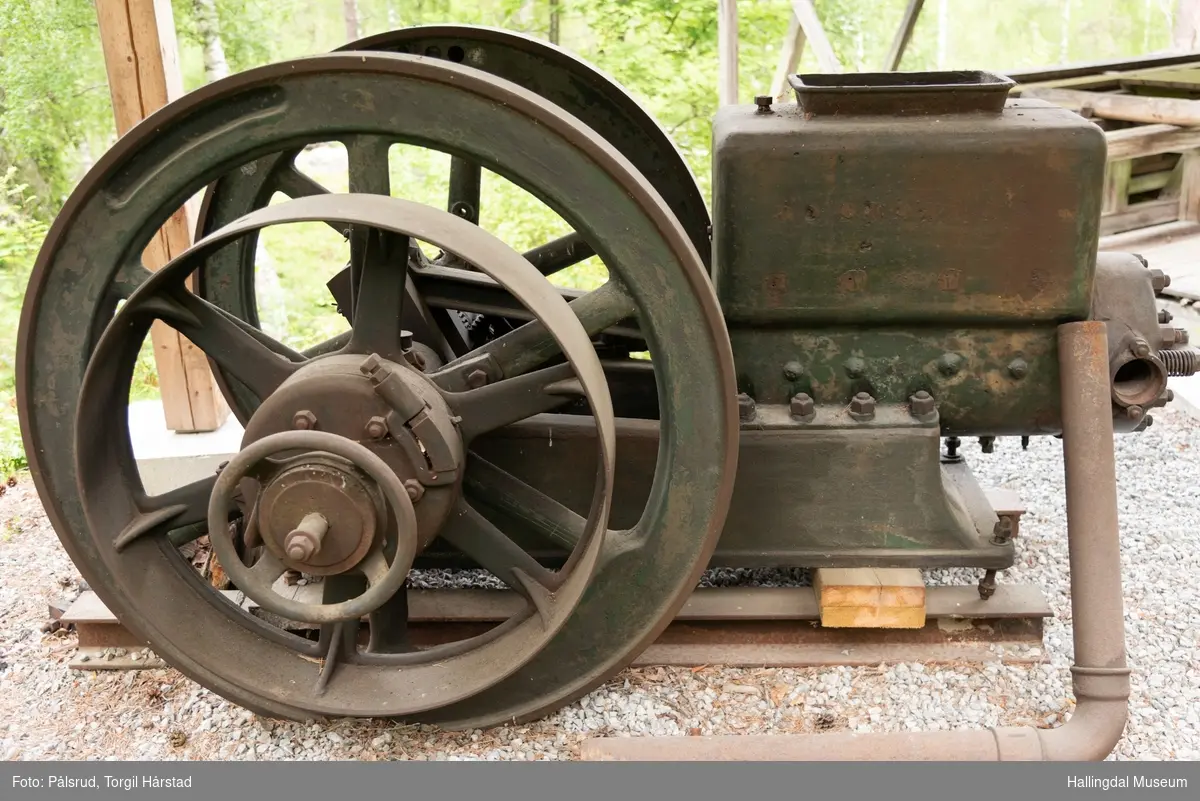 Motor i støpejern. Produsert av Øveråsen, modellen heter "Trygg". Hat 24 hk. og består av deler produsert mellom 1908 - 1928 og 1957. Gikk på både bensin og parafin. Tilhørende rør.