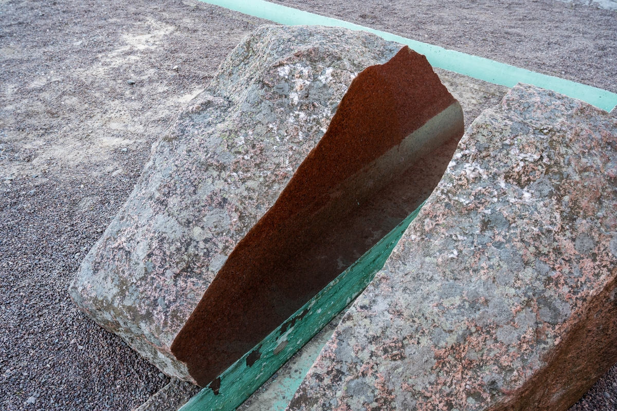 Stenkonstverk bestående av tillhuggna eller naturligt formade stenblock, klyvna i delar, som partiellt sågats, slipats och polerats. Därefter är delarna hopfogade till de ursprungliga blockens former, men med många ursparningar. Stenformationerna blir därmed byggda av tomrum och massa med naturligt skrovliga och högglanspolerade ytor. Sammanlagt 12 stenblock är placerade intill, innanför, utanför eller över en fyrsidig, smal, betonggjuten vattenränna. Rännan är utformad med två långsidor och två kortsidor, de senare med olika längd. Rännan ligger i nivå med den omgivande grusade markytan, och är fylld med cirkulerande vatten. Vattenrännan har (2022) en sentida turkos bemålning. Sammanlagt 12 stenblock.

1. Gnejs, Smålandsstenar
2. Diabas, Rydaholm 
3. Sandsten, Visingsöformationen, Uppgränna 
4. Sandsten, Visingsöformationen, Uppgränna
5. Tabergsmalm, Taberg
6. Konglomerat, Vetlandaserien, Vetlanda
7. Diabas, Rydaholm
8. Röd granit, Askeryd
