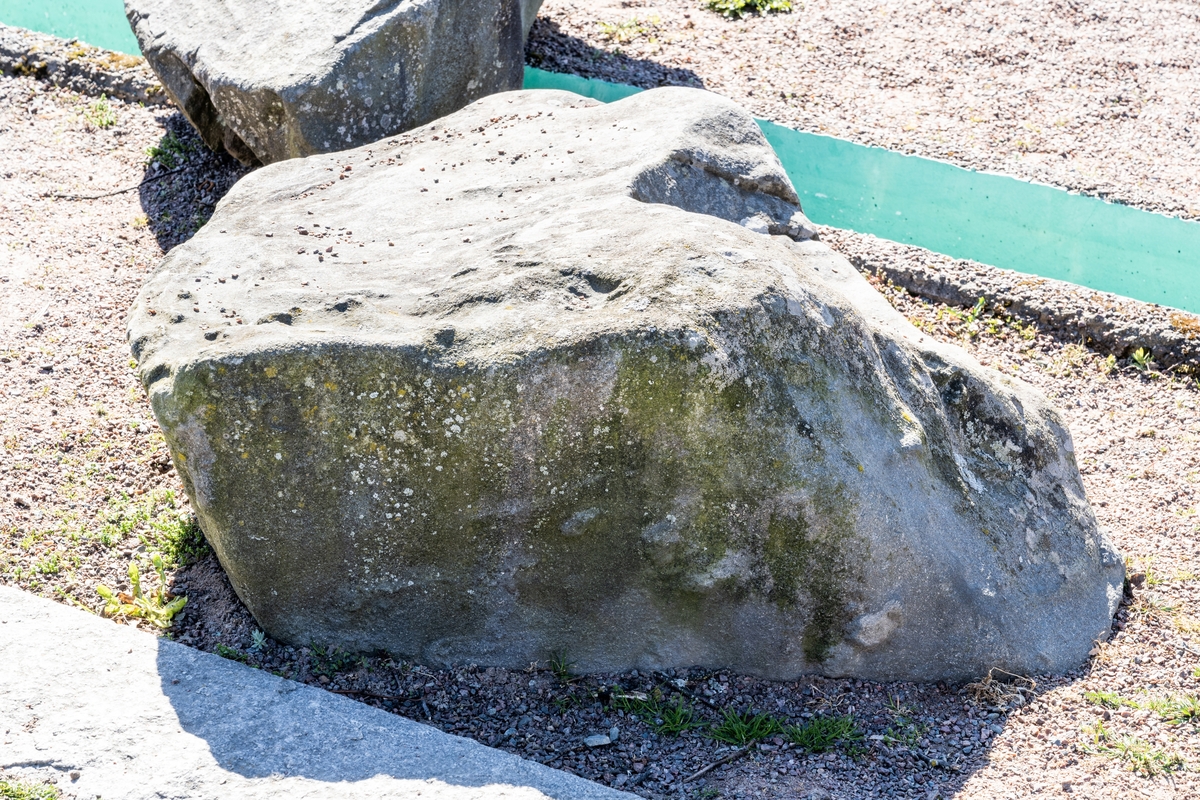 Stenkonstverk bestående av tillhuggna eller naturligt formade stenblock, klyvna i delar, som partiellt sågats, slipats och polerats. Därefter är delarna hopfogade till de ursprungliga blockens former, men med många ursparningar. Stenformationerna blir därmed byggda av tomrum och massa med naturligt skrovliga och högglanspolerade ytor. Sammanlagt 12 stenblock är placerade intill, innanför, utanför eller över en fyrsidig, smal, betonggjuten vattenränna. Rännan är utformad med två långsidor och två kortsidor, de senare med olika längd. Rännan ligger i nivå med den omgivande grusade markytan, och är fylld med cirkulerande vatten. Vattenrännan har (2022) en sentida turkos bemålning. Sammanlagt 12 stenblock.

1. Gnejs, Smålandsstenar
2. Diabas, Rydaholm 
3. Sandsten, Visingsöformationen, Uppgränna 
4. Sandsten, Visingsöformationen, Uppgränna
5. Tabergsmalm, Taberg
6. Konglomerat, Vetlandaserien, Vetlanda
7. Diabas, Rydaholm
8. Röd granit, Askeryd
