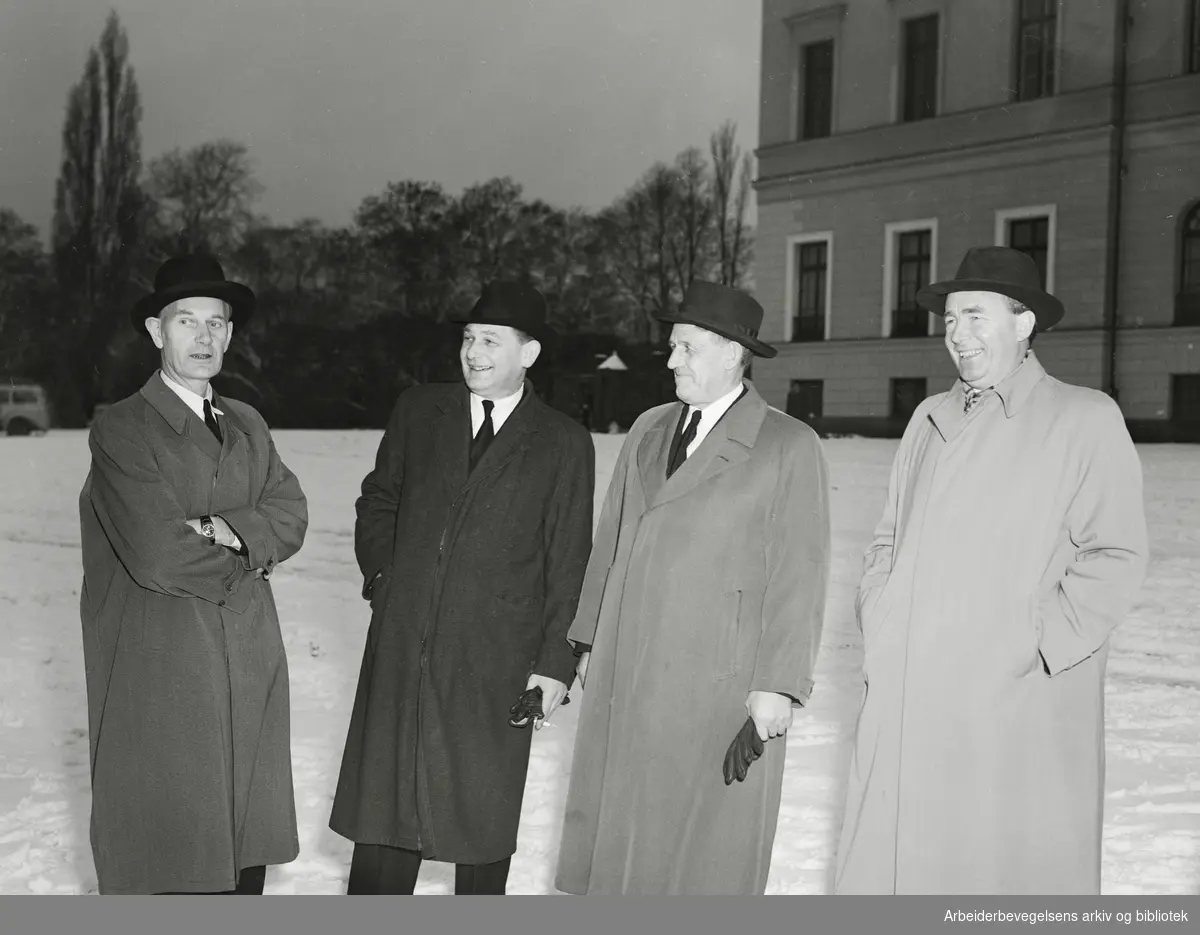 Regjeringsskiftet Gerhardsen - Torp, 19. November 1951. De fire medlemmene av regjeringen som gikk tilbake til Stortinget. Fra venstre: Einar Gerhardsen, Reidar Carlsen, Kristian Fjeld og Olav Meisdalshagen.