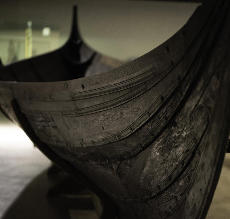 Nærbilde av Skroget av en brun vikingbåt
