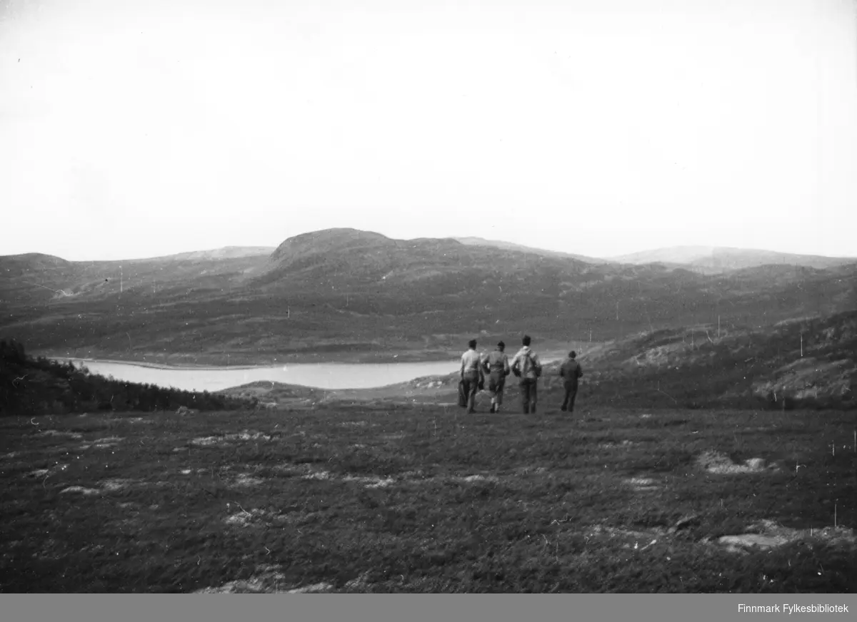 På tur mot Bekkarfjord, muligens fra Lebesby i 1947. Fra venstre: Ove Eide, Godtfred Karlsen, Nils e. Hertzberg og Knut Egge.