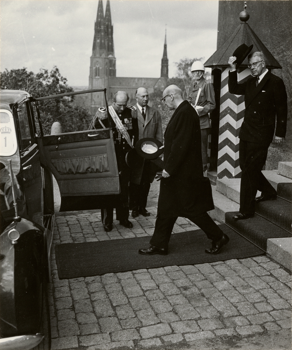 Text i fotoalbum:"Kungl. Upplands regemente bestrider högvakt vid Uppsala slott i oktober 1956 vid finske presidenten Kekkonens besök. H.M.Konungen, president Kekkonen, hovstallmästare C.E. von Platen."