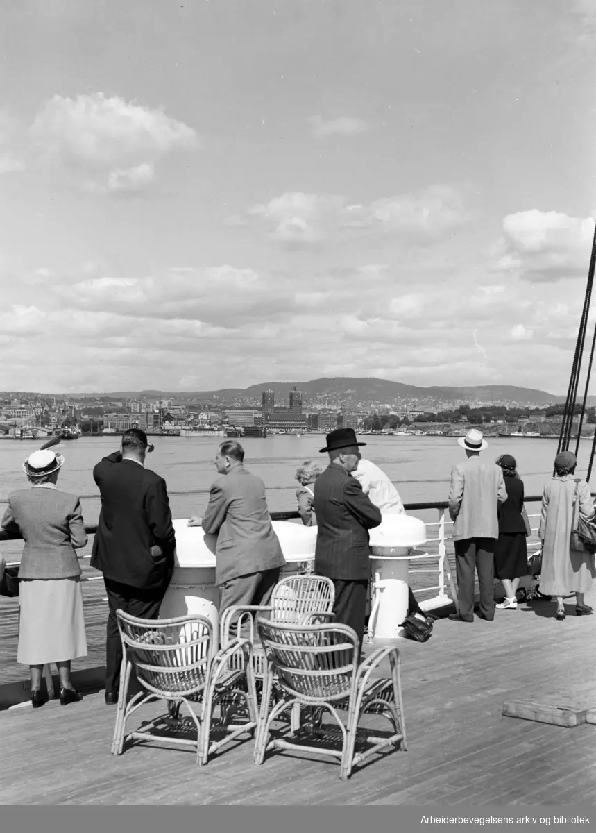 Innseilingen til Oslo, sett fra et ukjent skip. Juli 1951