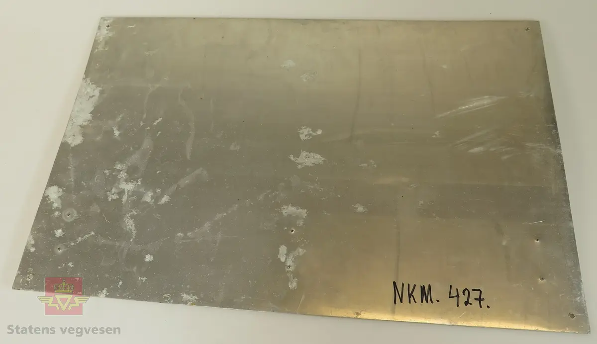 Rektangulært reklameskilt av 1 mm tykk aluminiumsplate, lakkert, med teksten "Nærmeste stasjon med BP SUPER-BENSIN km km", i svart, hvitt og grønt på gul bunn. Skiltet har 4 hull for fastsetting. Ubehandlet bakside. Ser ut til å være ubrukt.