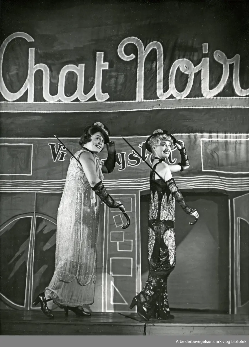 Kari Diesen og Anne Lise Wang som "To gamle piker fra balletten" i Chat Noirs revy "Vi er rystet". 1951.