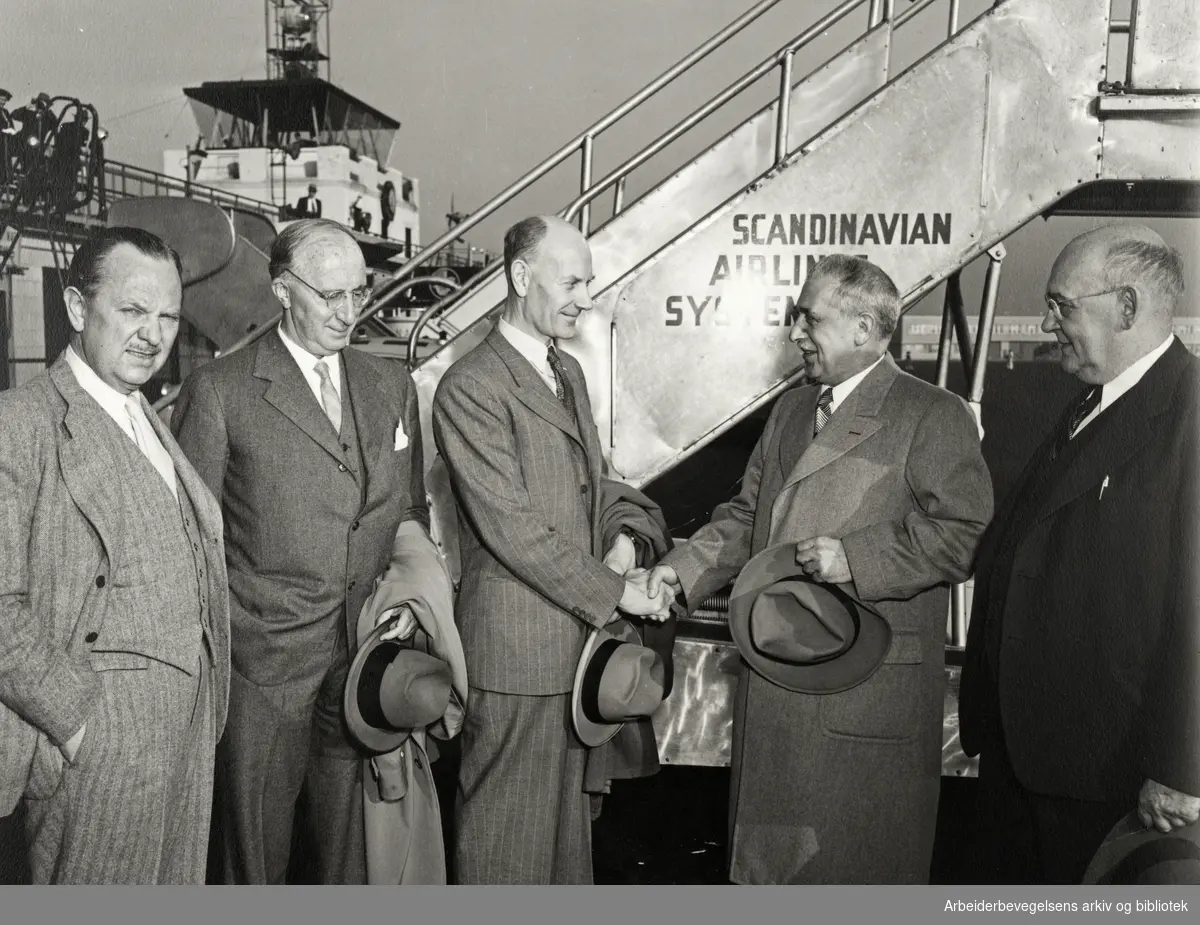 Statsminister Einar Gerhardsen på offisielt besøk i USA 1951. Nummer to fra venstre: Norges ambassadør i Washington, Wilhelm Morgenstierne (Wilhelm von Munthe af Morgenstierne 1887-1963).