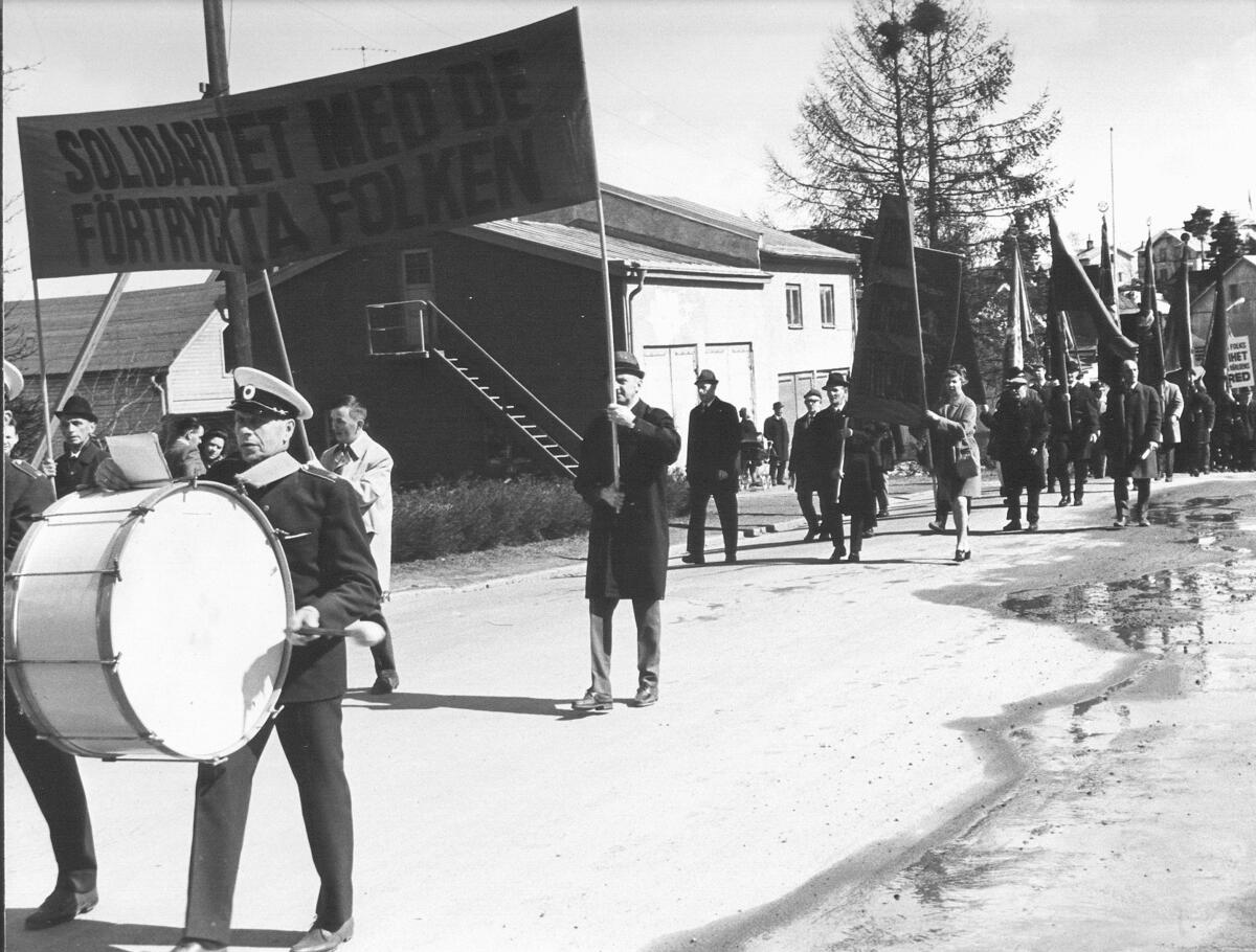 1:a maj demonstration i Kramfors 1970. Medlemmar från Bollsta arb.kommun i demonstrationståget. Från vänster: Ernst Dahlström, fanbärare Ceve Wiklund samt kommunträdgårdsmästare Uno Persson. Trumslagare Arvid Gradin, Bollsta.