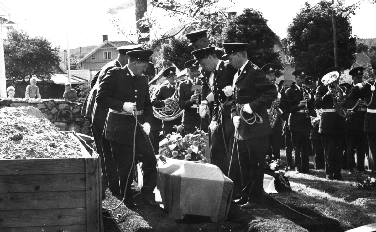 Indelte soldaten, furir Herman Björnbergs begravning i Lerdala 19630615.