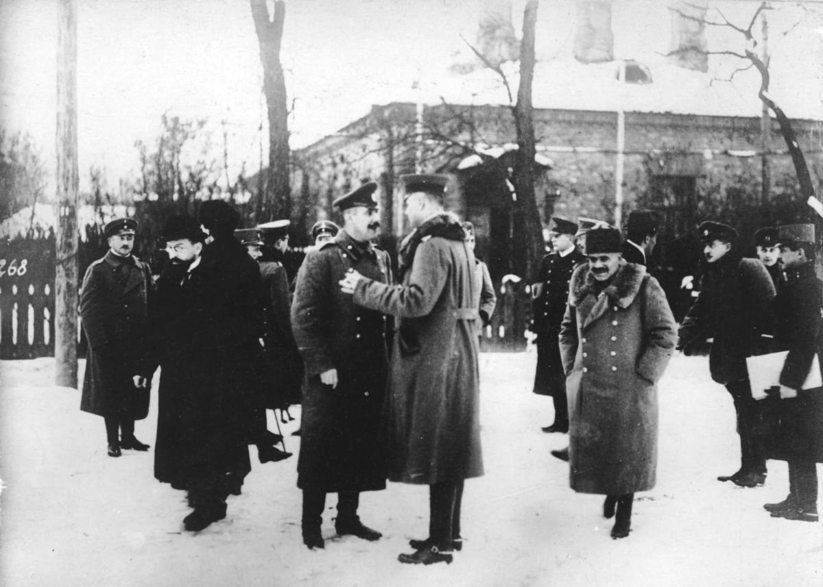 Första världskrigets fredsförhandlingar i Brest-Litovsk (Ryssland).  Ryska och tyska officerare i samtal.