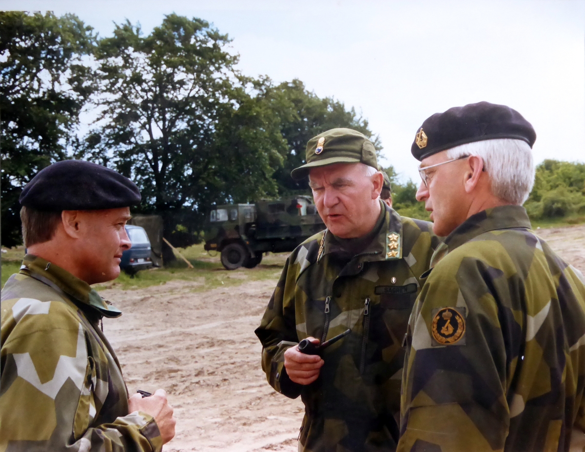 Mj Karl Skaremyr samtalar med arméchefen Åke Sagrén och överste Jan Bergström. 1990