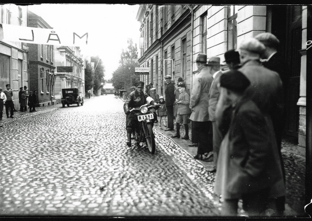 Bil- och motortävlingen Skaraborgskannan den 8 september 1929.   Vinnare i bilklassen blev Tibro MK.