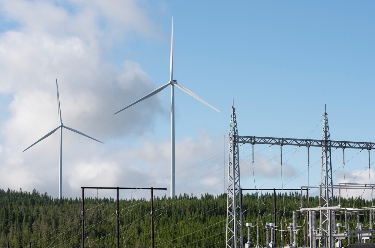 Kraftproduksjon. Kjølberget vindkraftverk på Finnskogen, Våler kommune, Innlandet. Bildet viser landskapet nord for Kjølbergmyra med transformatorstasjonen for vindkraftverket i forgrunnen.
