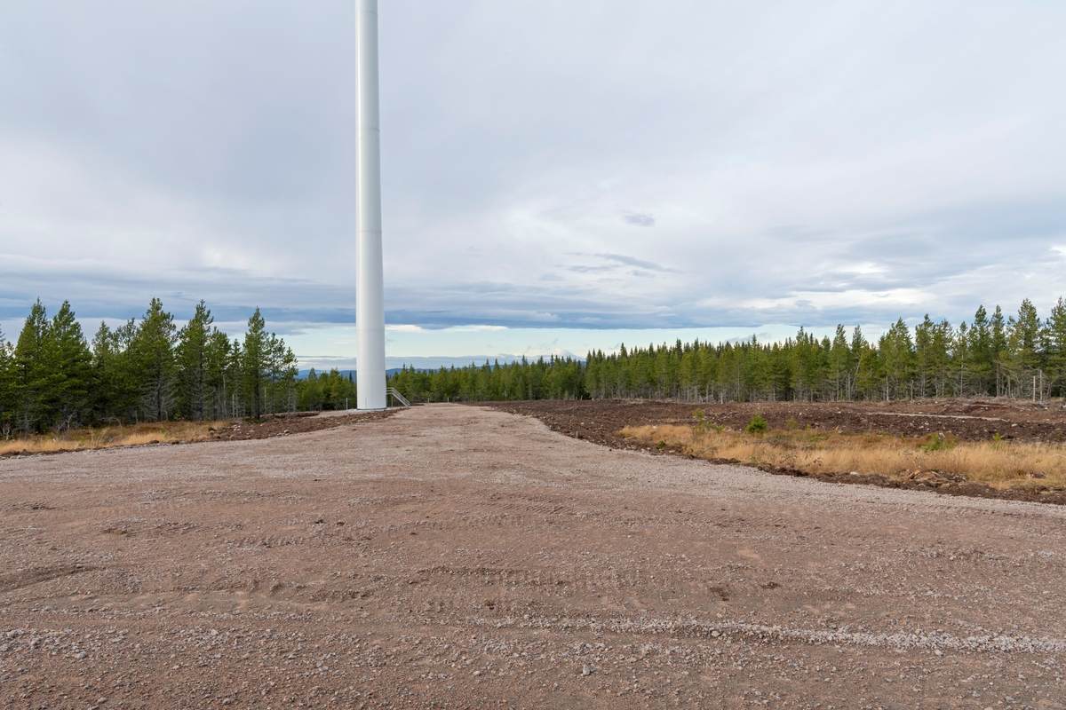 Nederste del av en vindturbin i Kjølberget vindkraftverk på Finnskogen. Våler, Innlandet. Bilde SJF-F.012745 viser hvordan landskapet på samme sted da anleggsarbeidet i forbindelse med vindkraftutbyggingen nettopp hadde startet.