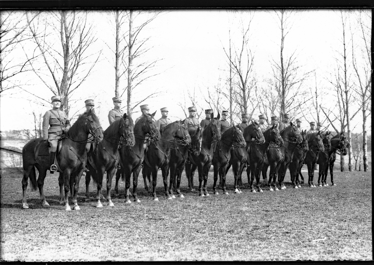 Officerare och underofficerare vid Göta trängkår till häst tidigt 1930-tal.