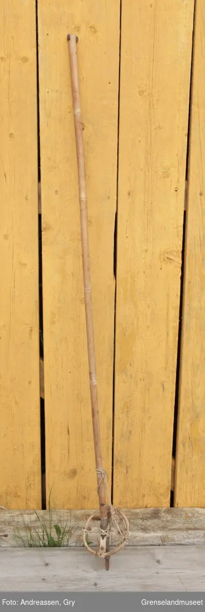 Èn skistav av bambus uten stropp. Trinser av bambus og grått skinn, tupp av lettmetall og jern.