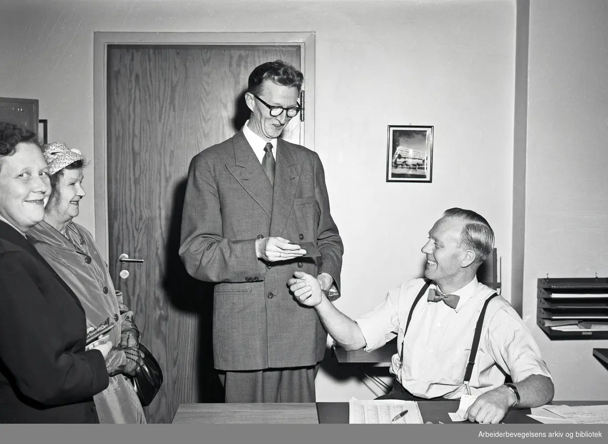 Jon Skarpodde løser kontingent i Oslo Arbeidersamfunn, september 1954