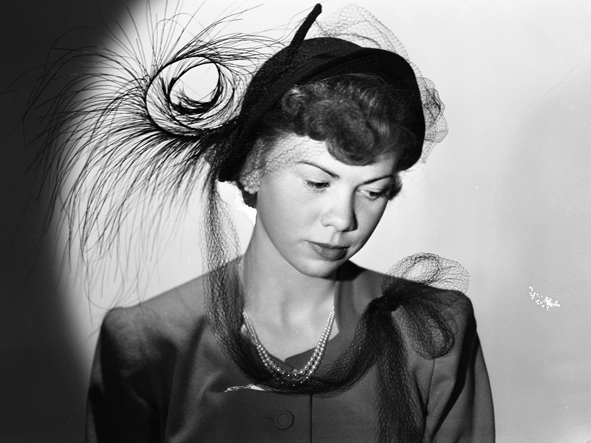 Reklamfotografering för Bergströms Modeaffär, hattar. Modellen är troligen modisten Märta Ljung (gift Antonsson).