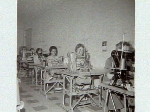 Artikel om att Varbergs Skofabrik har flyttat till Industriområdet, bilderna publicerade i Varbergs Tidning 1960-06-01.
Bild 1 - Fyra män synar en sko. Från vänster: Nottringen Jönsson och Tage Karlsson.
Bild 2 - Skosömmerskor vid sina symaskiner.
