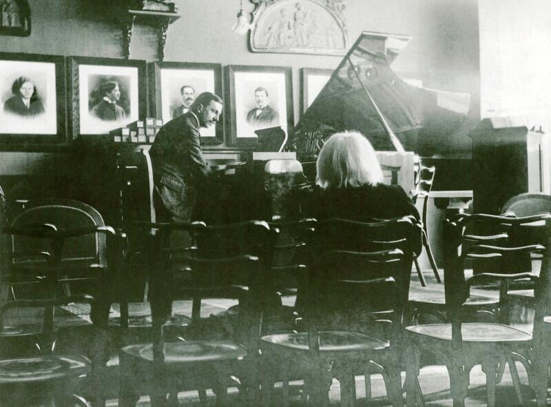 Edvard Grieg lytter til en av sine piano ruller i Phonola-Haus, Berlin 1907 (Foto/Photo)