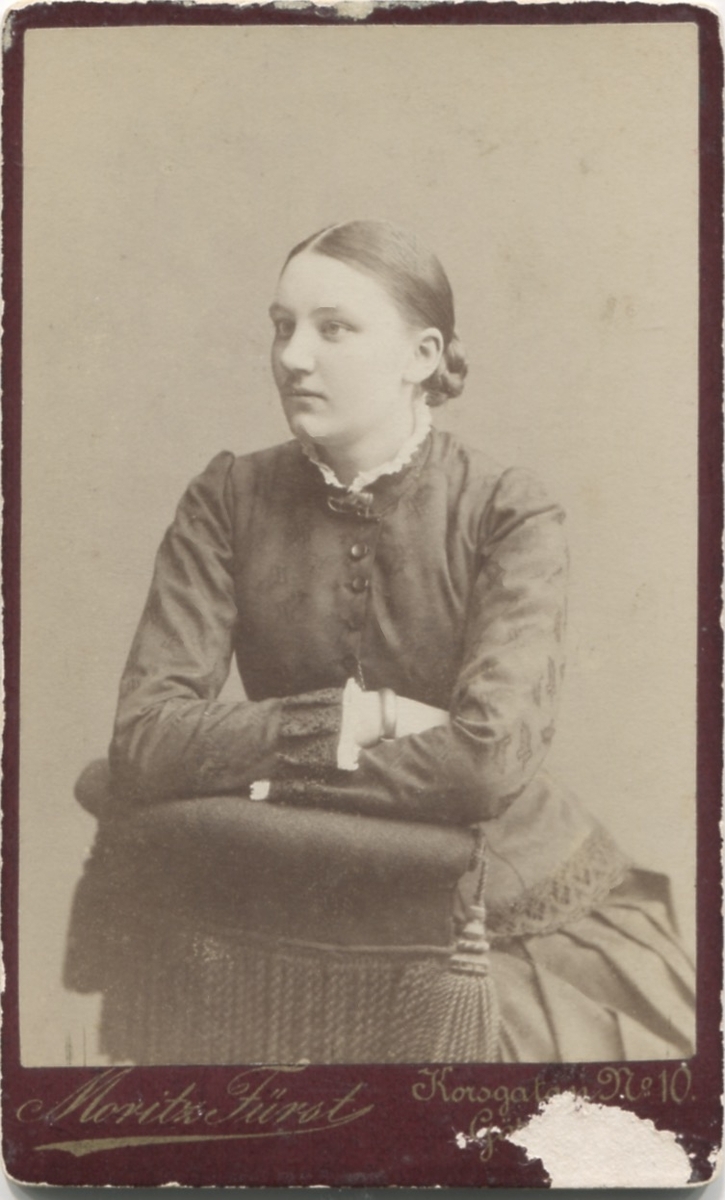 Ateljéporträtt av Mathilda Bengtsson (1866 - 1945) från Stora Kullbäckstorp i Råda. Var småskollärarinna i Kållered 1883-1898 och bodde i skolhuset. Hon hade skäktingar på Bölet i Kållered.