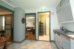 kjøkkeninteriør med to opne dører til andre rom (Foto/Photo)